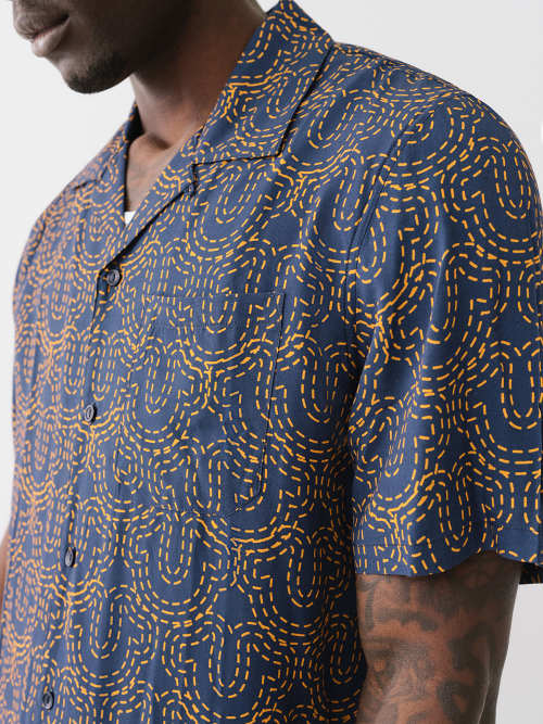 РУБАШКА С ВОРОТНИКОМ-СТОЙКОЙ В ВИДЕ ПОДКОВЫ