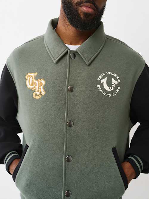 ФЛИСОВАЯ УНИВЕРСИТЕТСКАЯ КУРТКА С НАШИВКОЙ НА ВОРОТНИКЕ