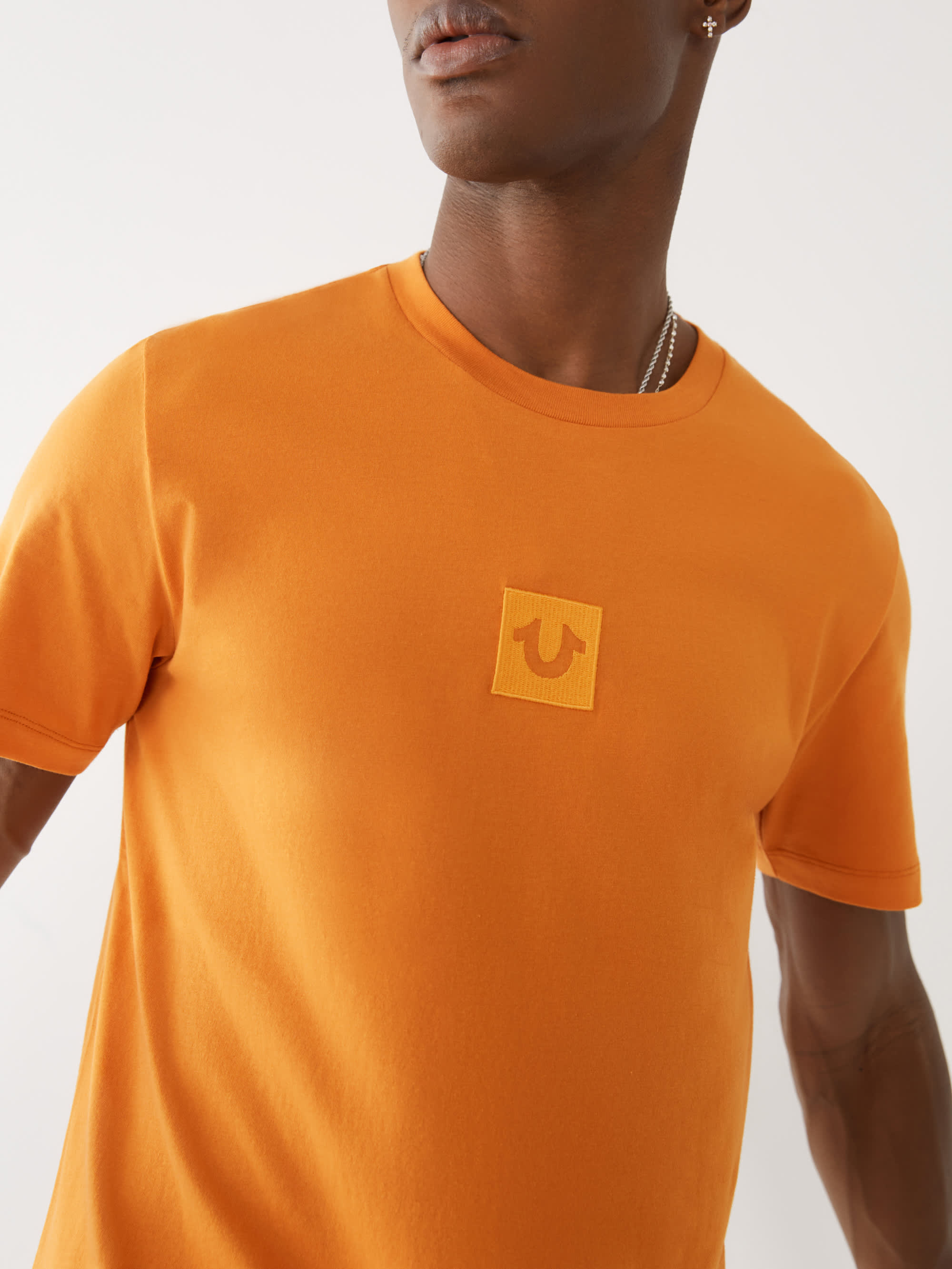 TONAL HORSESHOE TEE