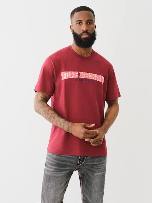 ВЫШИТАЯ КРЕСТИКОМ ФУТБОЛКА С АРОЧНЫМ ЛОГОТИПОМ