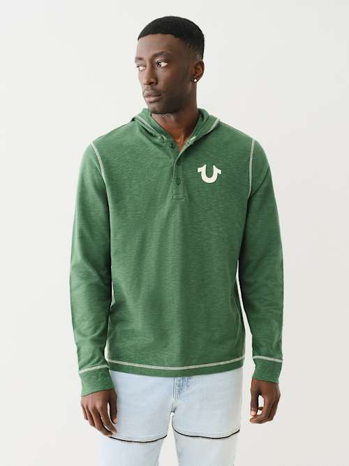 CAMISETA HENLEY CON COSTURA PLANA Y CAPUCHA