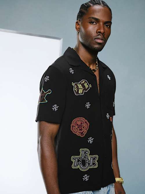 CAMISETA CON CUELLO CAMPANA Y BORDADO GENIAL