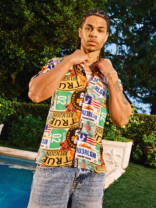 CAMISA CON CUELLO CAMPANA Y LOGOTIPO DE LA COSTA OESTE EN TODA LA PRENDA