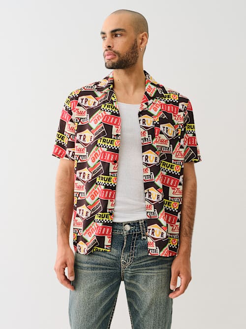 CAMISA CON CUELLO CAMPANA Y LOGOTIPO RETRO EN TODA LA PRENDA