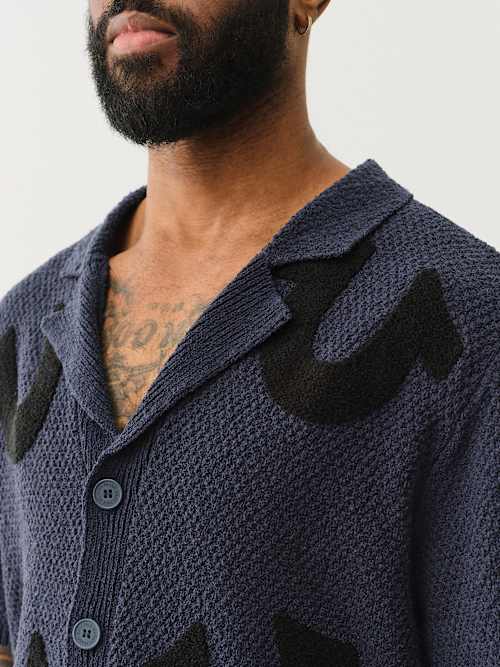 CAMISA TEJIDA CON CUELLO CAMPANA Y HERRADURA