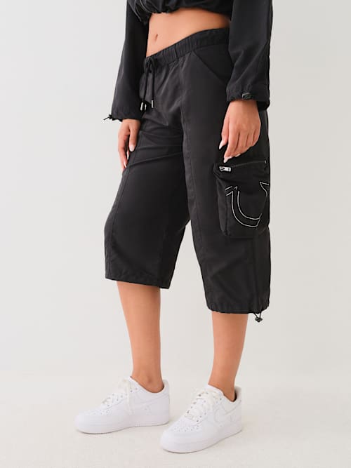 БРЮКИ-КАПРИ С ПОДКОВООБРАЗНЫМ КАРГО