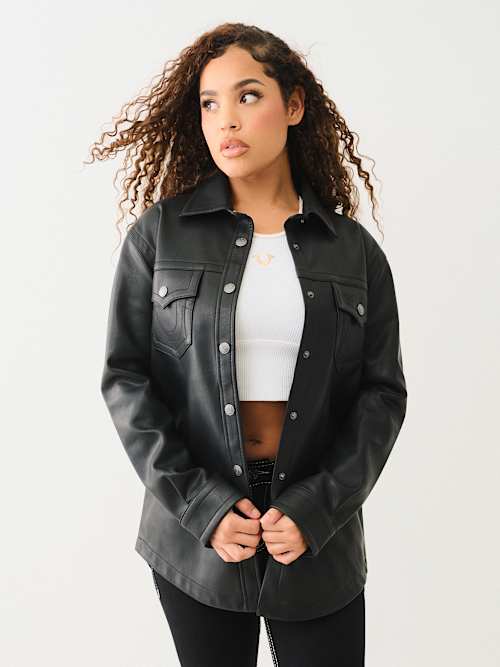 ЗАСТЕЖКА С ЛОГОТИПОМ ИЗ ИСКУССТВЕННОЙ КОЖИ С ТИСНЕНИЕМ