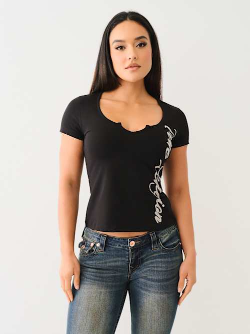 CAMISETA CON CUELLO EN V CON HENDIDURA Y LOGOTIPO DE TRUE RELIGION EN CRISTAL