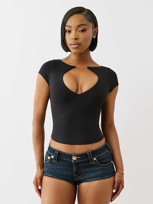 ТОП С ВЫРЕЗОМ И ПОДВЕСКОЙ С ЛОГОТИПОМ