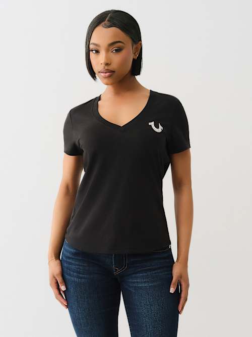 CAMISETA CON CUELLO EN V Y CONTORNO CON CRISTALES