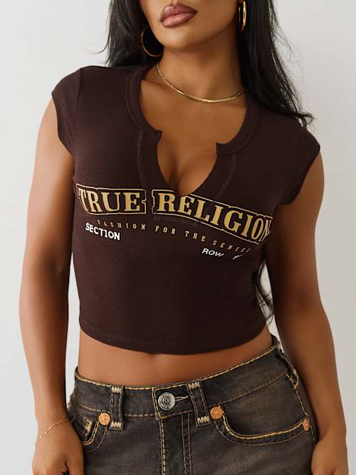 CAMISETA CON ESCOTE EN V Y LOGOTIPO