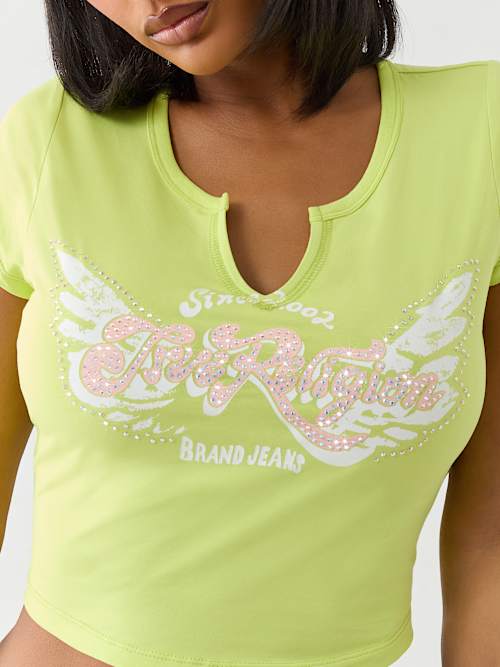 CAMISETA CON ABERTURA EN V CON ALAS DE CRISTAL