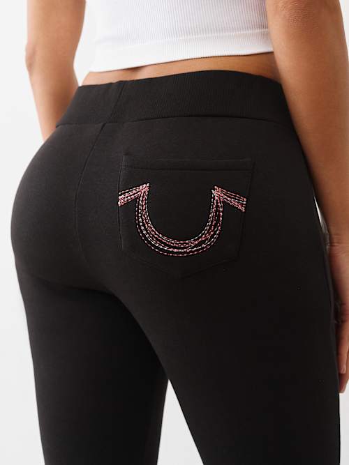 СПОРТИВНЫЕ БРЮКИ С ПОДКОВООБРАЗНЫМ ВЫРЕЗОМ И РАДУЖНОЙ СТРОЧКОЙ НА БОТИНКАХ