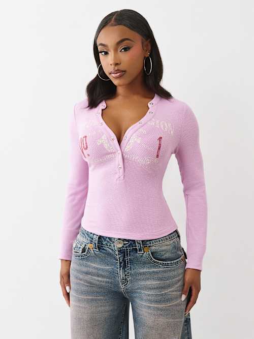 CAMISETA HENLEY CON LOGOTIPO GASTADO ACANALADA