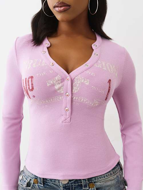 CAMISETA HENLEY CON LOGOTIPO GASTADO ACANALADA