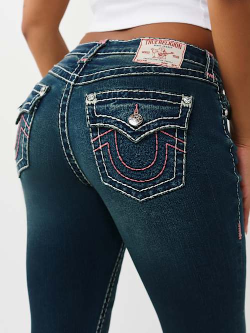 ОБЛЕГАЮЩИЕ ДЖИНСЫ-СКИННИ JENNIE СО СРЕДНЕЙ ПОСАДКОЙ И СУПЕР-ФУТБОЛКОЙ С КЛАПАНОМ