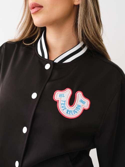 CHAQUETA BOMBER VARSITY DE SATÉN CON HERRADURA