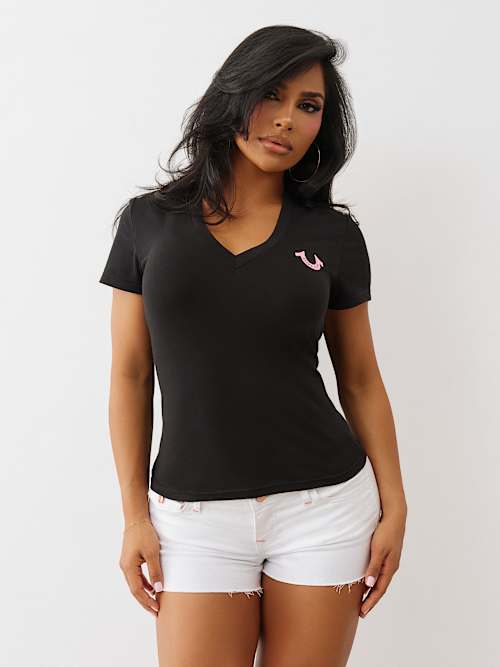 CAMISETA CON CUELLO EN V CON LETRAS DE BUDDHA