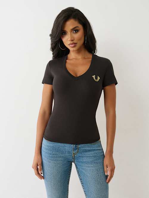 CAMISETA CON CUELLO EN V Y HERRADURA CRISTAL ALADA