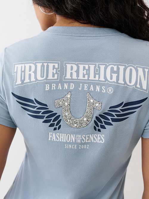 ФУТБОЛКА С V-ОБРАЗНЫМ ВЫРЕЗОМ И ПРИНТОМ «ПОДКОВА ИЗ ДРОБЛЕНОГО ХРУСТАЛЯ»