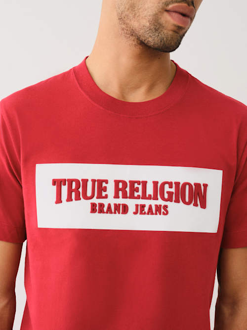 CAMISETA CON LOGOTIPO DE RECUADRO EN RELIEVE