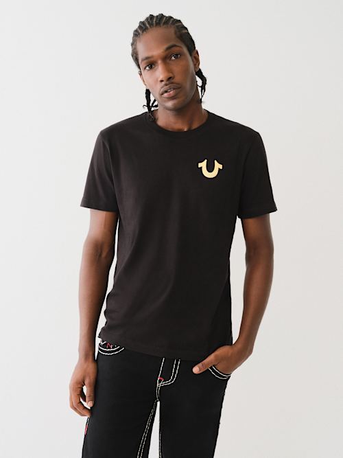 CAMISETA CON LOGOTIPO DE HERRADURA METÁLICO