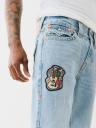 JEANS CORTE DE BOTA BILLY CON PARCHE DESTEÑIDOS