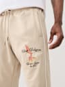PANTALONES JOGGER CON ÁGUILA BORDADA