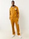 SUDADERA CON CAPUCHA, CIERRE Y LOGOTIPO ESTAMPADO EN RELIEVE