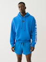 SUDADERA DEPORTIVA CON CAPUCHA, HERRADURA Y LOGOTIPO DE TRUE CEÑIDA