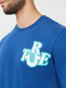 CAMISETA CON STICKERS VARIADOS