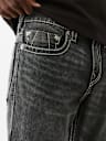 JEANS RECTOS RICKY CON HERRADURA CLÁSICA Y COSTURAS BIG T