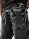 JEANS RECTOS RICKY CON HERRADURA CLÁSICA Y COSTURAS BIG T