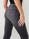 JEANS BECCA CON CORTE DE BOTA Y COSTURA BIG T