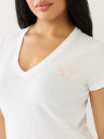 CAMISETA CON CUELLO EN V Y CRISTALES TRBJ
