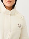 CHAQUETA ACOLCHADA LARGA CON CAPUCHA Y RIBETE DE PIEL