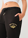 PANTALONES JOGGER CON DETALLES METÁLICOS Y CRISTALES