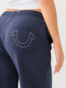 PANTALONES DEPORTIVOS TIPO UNIVERSITARIO CON PIERNAS RECTAS