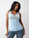 CAMISETA SIN MANGAS CON ESCOTE EN V CON MUESCAS Y LOGOTIPO CRISTAL