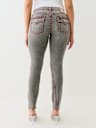 JEANS SKINNY CURVILÍNEOS JENNIE BIG T CON TIRO TORCIDO