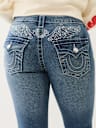 JEANS CORTE DE BOTA BECCA CON ALAS CON CRISTALES