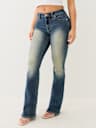 JEANS BECCA CORTE DE BOTA, TIRO MEDIO Y ROCIADO DE BRILLANTINA