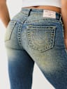 JEANS BECCA CORTE DE BOTA, TIRO MEDIO Y ROCIADO DE BRILLANTINA
