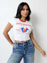 CAMISETA CORTA PLAYBOY X TRUE RELIGION CON DOBLADILLO FRUNCIDO