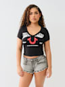 CAMISETA CORTA CON CUELLO EN V Y HERRADURA CON CRISTALES