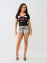 CAMISETA CORTA CON CUELLO EN V Y HERRADURA CON CRISTALES