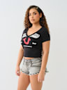 CAMISETA CORTA CON CUELLO EN V Y HERRADURA CON CRISTALES