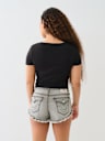 CAMISETA CORTA CON CUELLO EN V Y HERRADURA CON CRISTALES