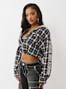 SUDADERA CORTA DE FRANELA CON CAPUCHA Y APLIQUE