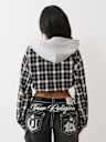 SUDADERA CORTA DE FRANELA CON CAPUCHA Y APLIQUE